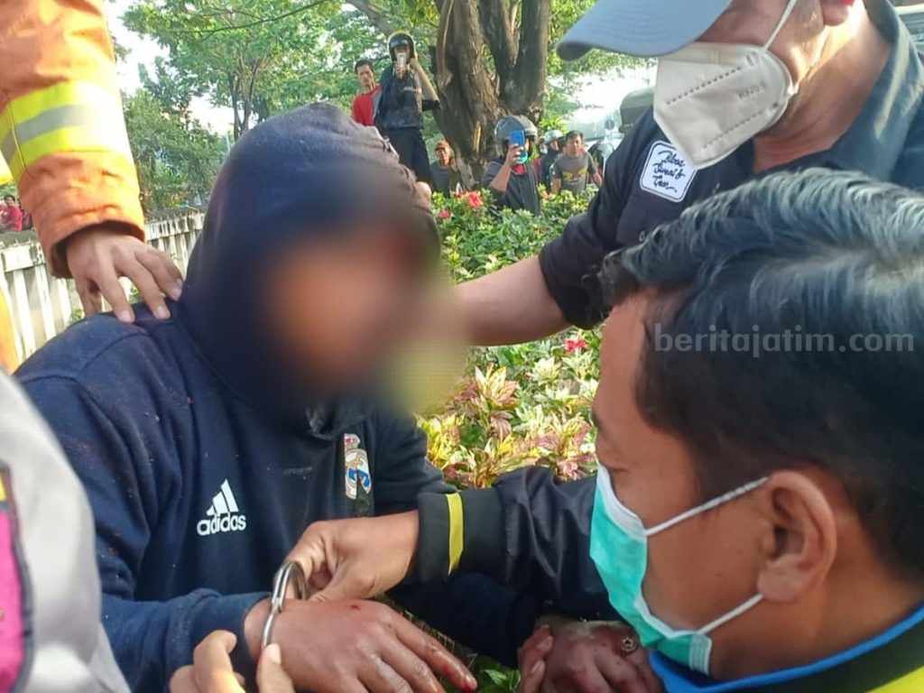 Dilempari Batu oleh Warga, Maling Nekat Nyebur Sungai, Tetap Dilempari