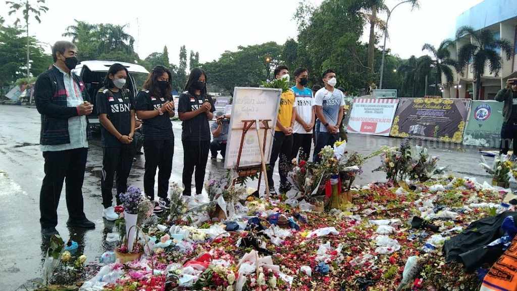 Di Bawah Guyuran Hujan, Pengurus PBSI Berdoa untuk Korban Tragedi Kanjuruhan