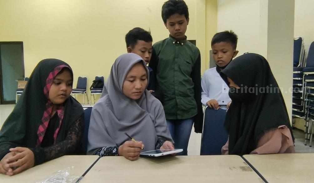 PENS Serahkan Modul Pembelajaran untuk ‘Anak Pinggiran’ di Surabaya