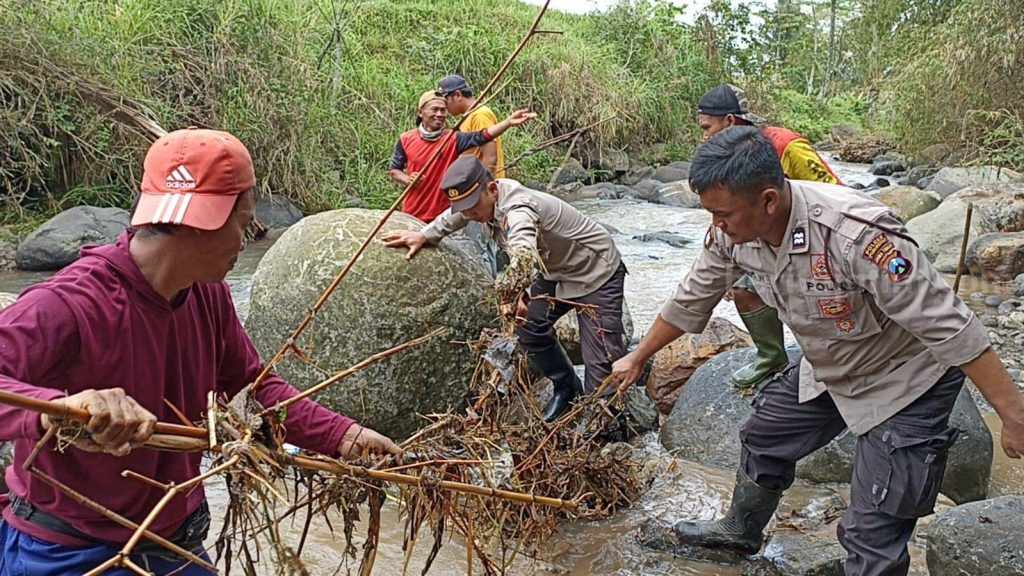 Antisipasi Banjir, Polsek Pulung Ponorogo dan Warga Bersih-bersih Sungai