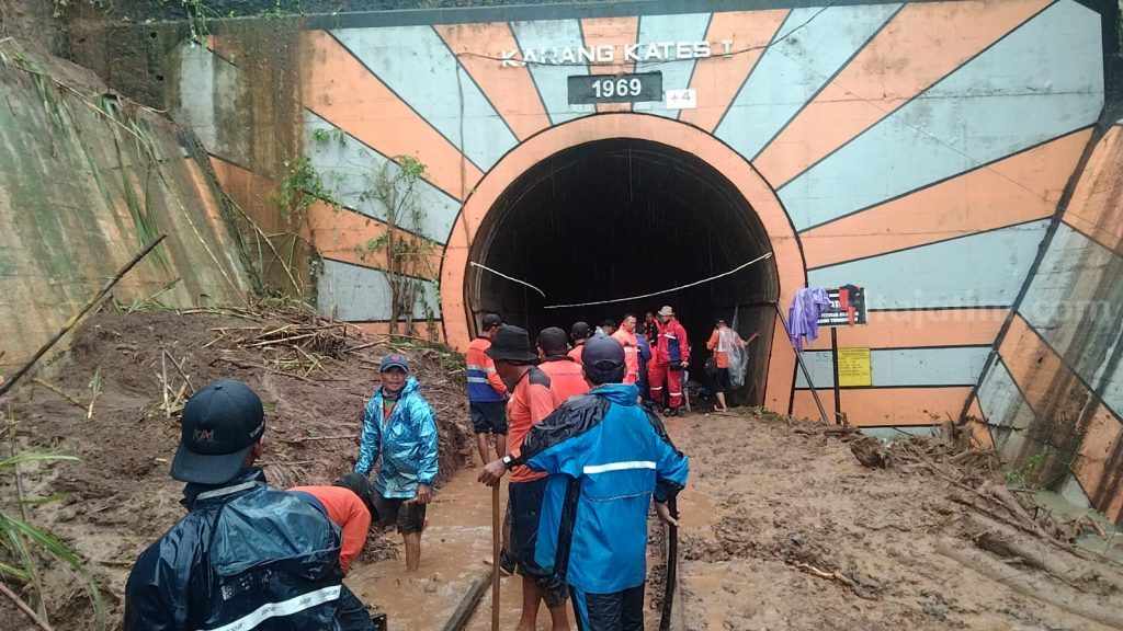 Longsor Jalur Terowongan Kereta Karangkates, KA Kargo Berhasil Melintas