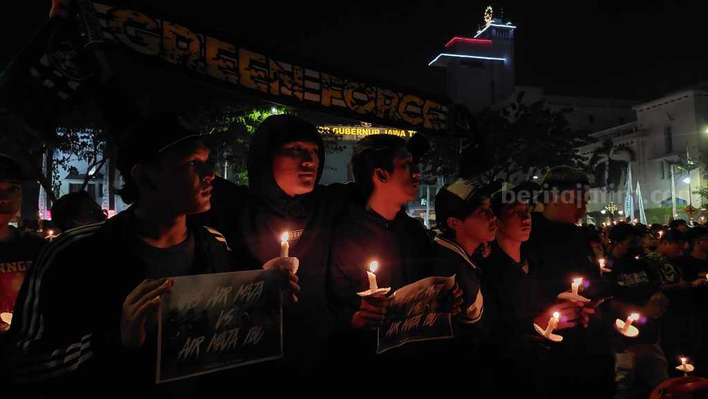 Ribuan Lilin Menyala di Surabaya, Bonek Panjatkan Doa untuk Korban Tragedi Kanjuruhan