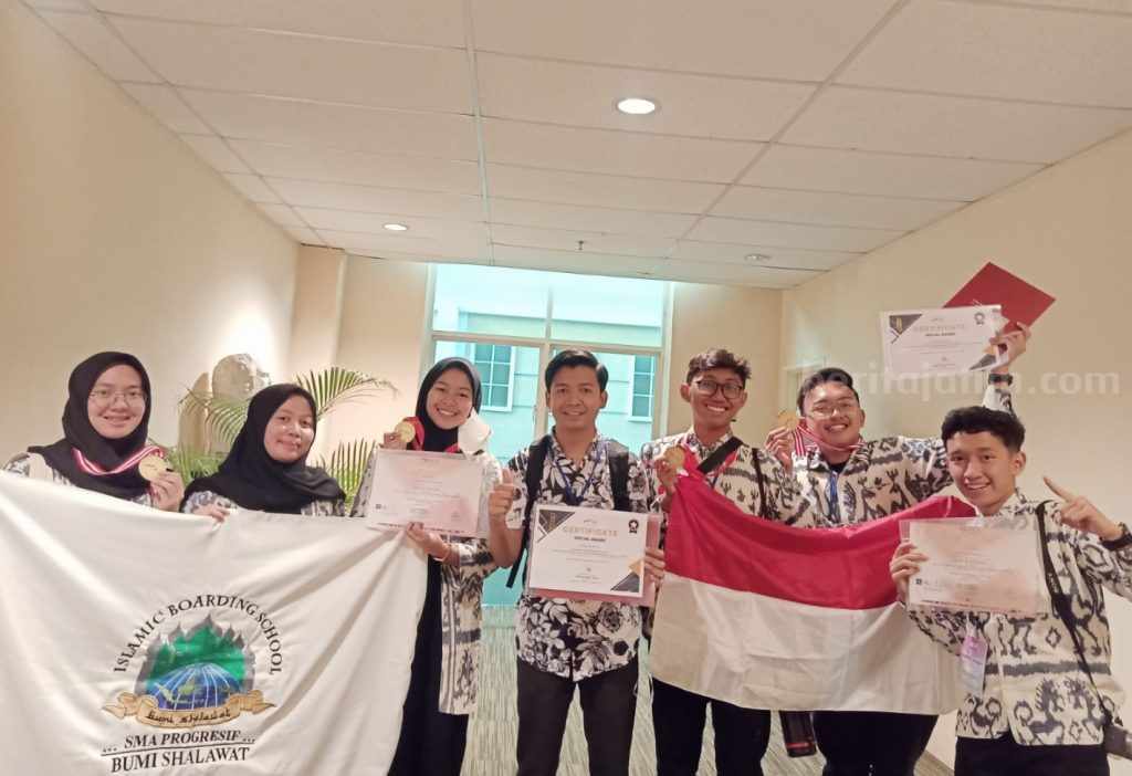 Tim Reseach SMA Progresif Bumi Shalawat Sidoarjo Borong 4 Juara Internasional di Malaysia