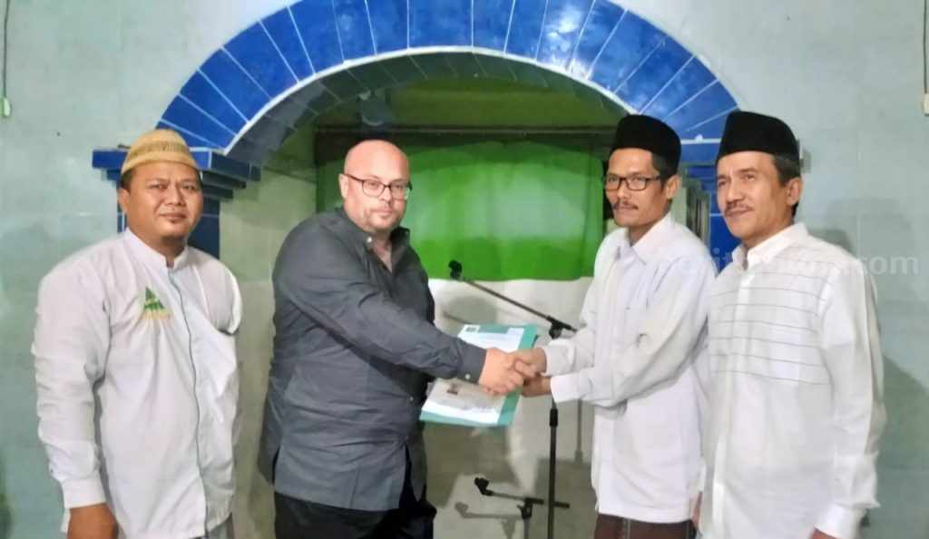 Tertarik dengan Islam, Pria Belanda ke Lamongan dan Ucapkan 2 Kalimat Syahadat