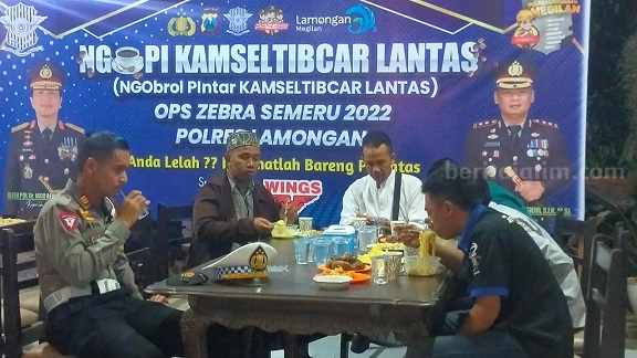 Sat Lantas Polres Lamongan Ajak Pengemudi Ngopi Kamseltibcar di Jalur Pantura
