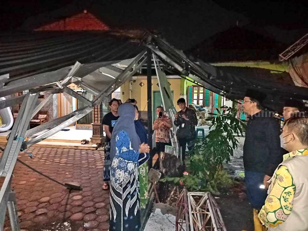 Gus Muhdlor Janji Perbaiki Rumah Warga Korban Angin Kencang