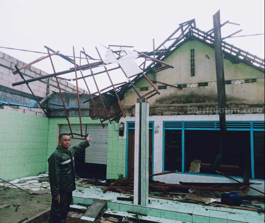 Puting Beliung Sidoarjo, Ratusan Rumah Rusak, Termasuk Hotel