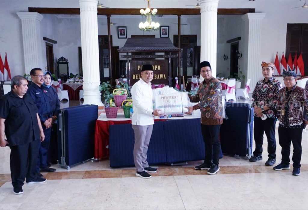 Wali Kota Surabaya Eri Cahyadi Serahkan Bantuan untuk Korban Puting Beliung Sidoarjo