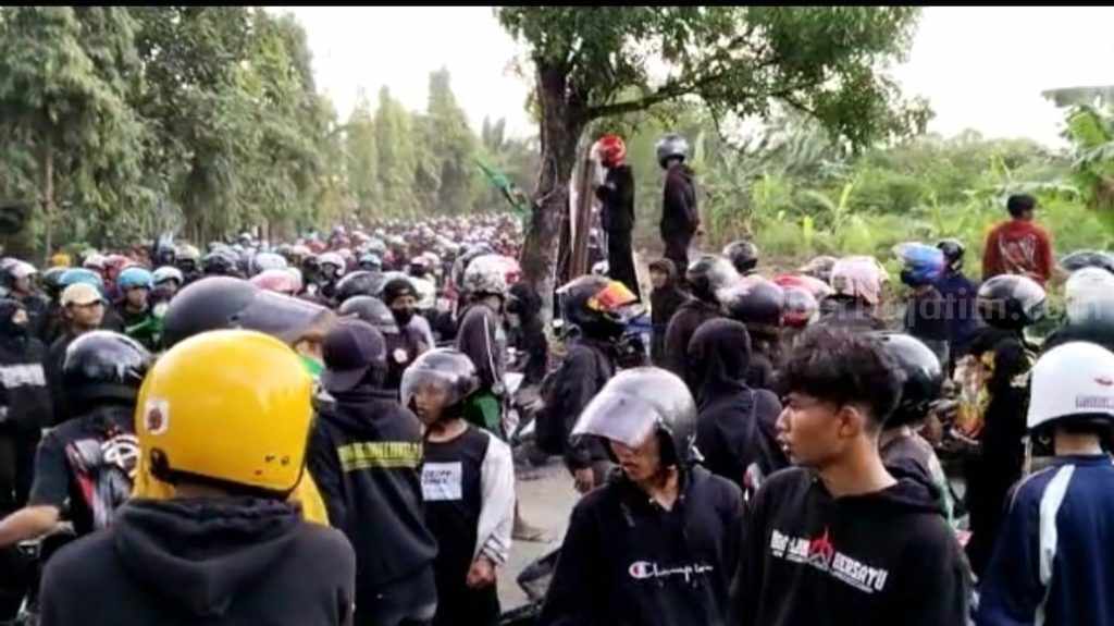 Pesilat Bentrok di Ruas Jalan Lamongan, Jidat Polisi Kena Lemparan Batu