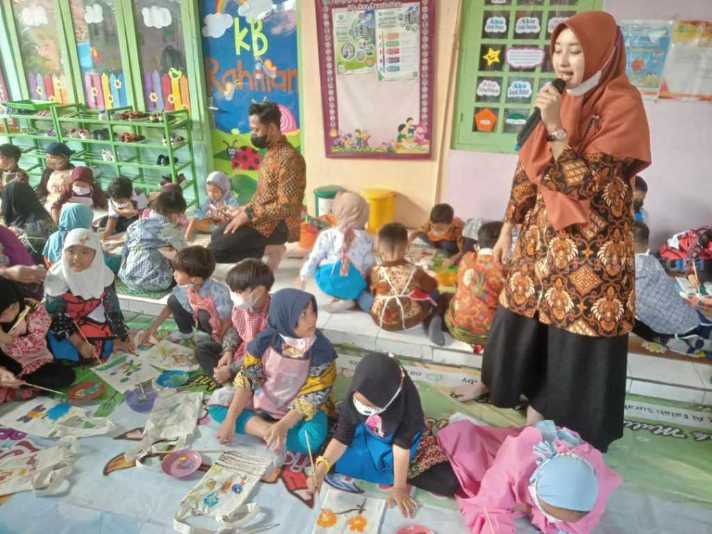 Kenalkan Budaya Indonesia, Murid KB TK Al Falah Surabaya Membatik di Atas Totebag