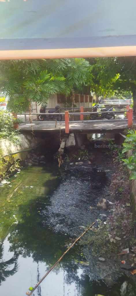 Jembatan Mau Roboh, Jalan Alternatif Rusak, Siswa SD Semolowaru 261 Surabaya Kesulitan Akses