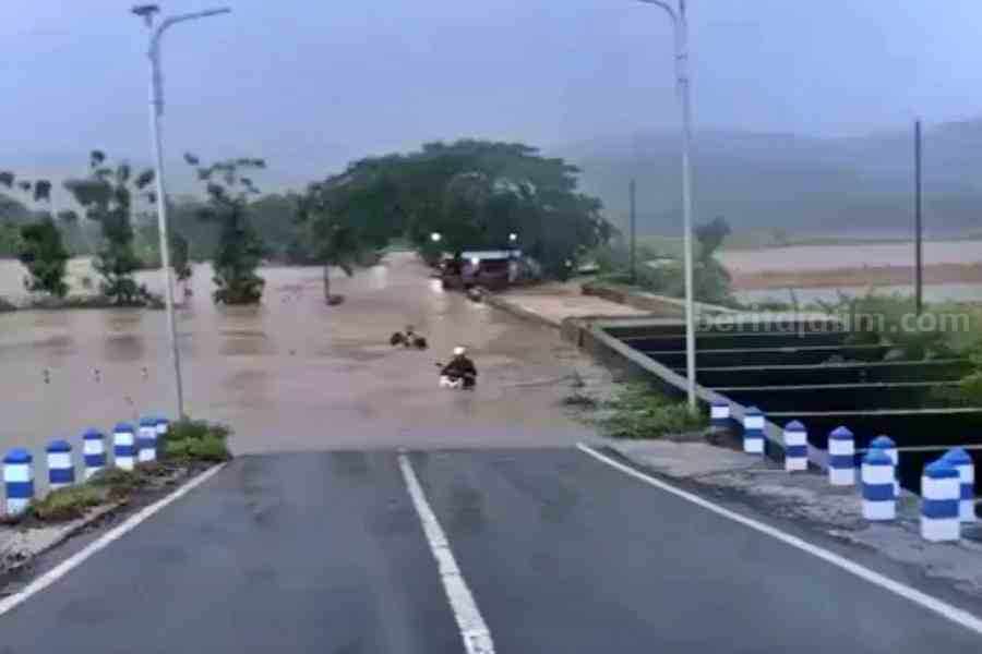 Listrik Padam Sinyal HP Hilang, Wabup Blitar Koordinasi Bantuan Banjir Via HT