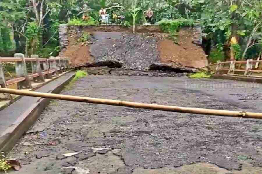 Dampak Banjir Malang Selatan, Jembatan Penghubung 3 Kecamatan Patah