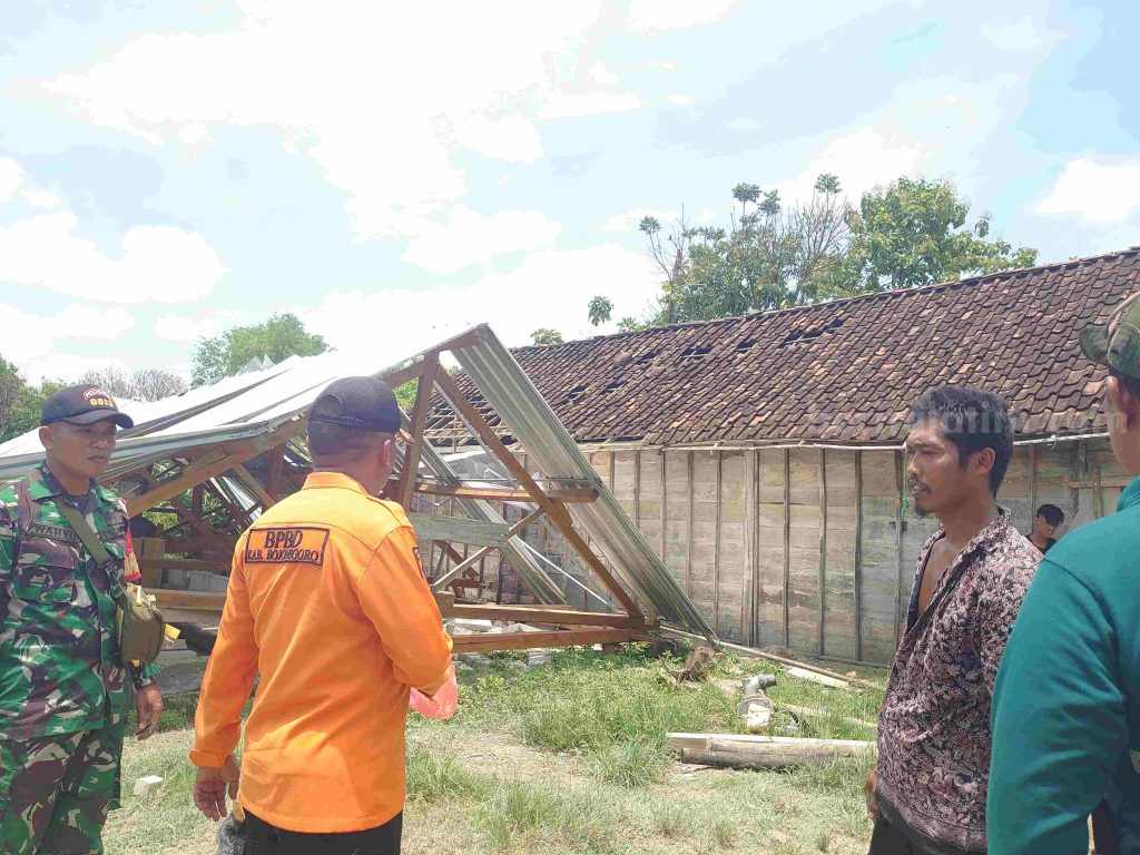Dampak Bencana Hidrometeorologi, Ratusan Rumah di Bojonegoro Rusak Rumah roboh milik Waris, warga Dusun Kalidandang, Desa Napis, Kecamatan Tambakrejo, Kabupaten Bojonegoro