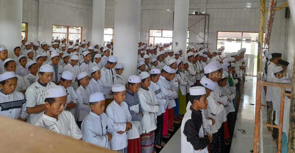 Ratusan Santri di Probolinggo Gelar Sholat Gaib untuk Korban Tragedi Kanjuruhan