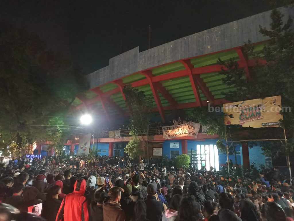 Tuntut Keadilan, Aremania Anggap Tragedi Kanjuruhan Malang Seperti Pembantaian Aremania mengirim doa dan menuntut keadilan atas meninggal dunianya 125 Aremania dalam tragedi Kanjuruhan.