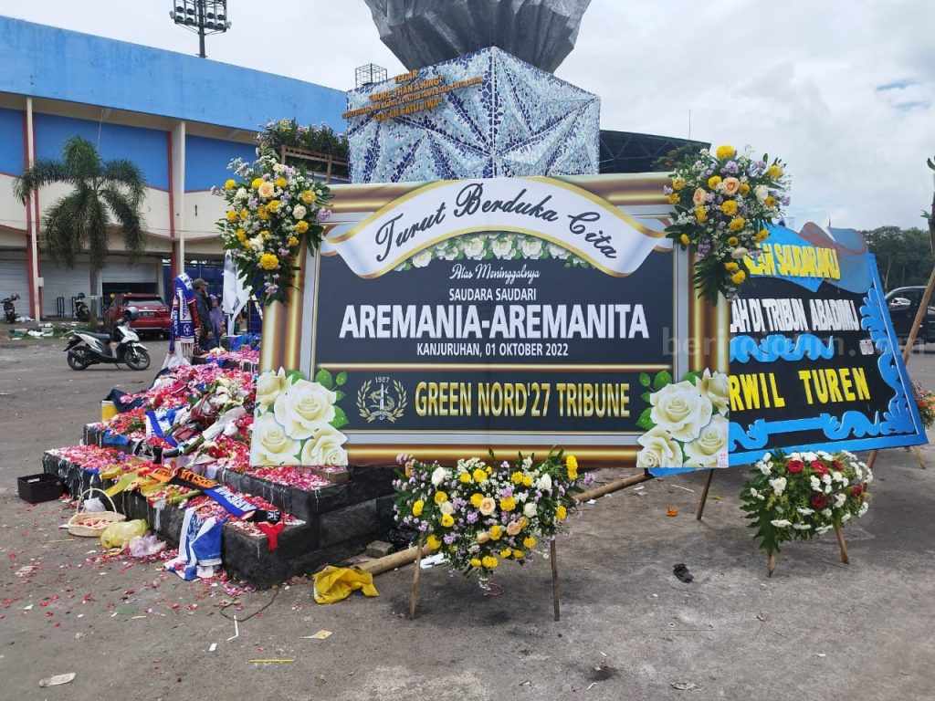 Bonek Green Nord Kirimkan Bunga Duka Cita untuk Aremania dan Aremanita