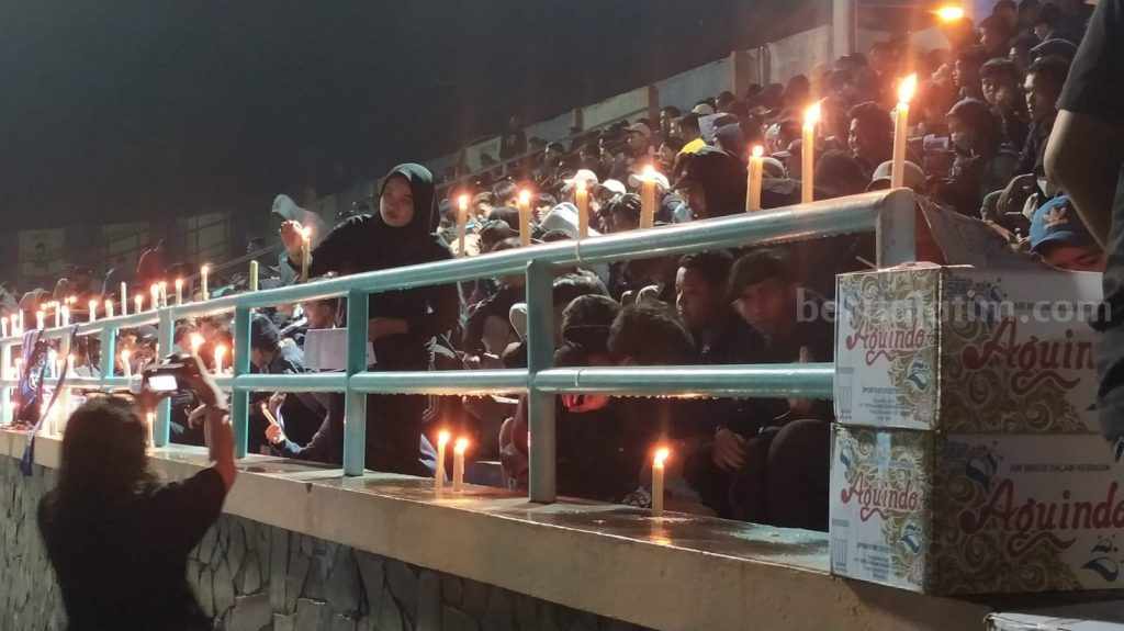 Sedih, Suporter Persela Panjatkan Tahlil dan Doa Bagi Korban Tragedi Kanjuruhan Malang