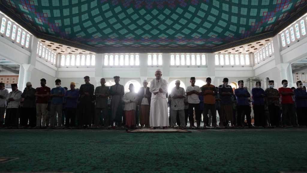 Doakan Korban Tragedi Kanjuruhan, Pemain Persebaya Salat Gaib di Masjid Al Akbar