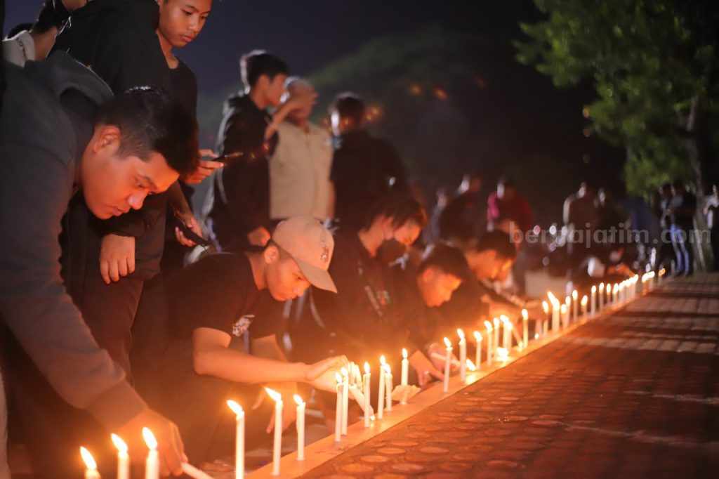 Bupati, Kapolres dan Suporter Doa Bersama serta Menyalakan 1000 Lilin di Stadion Canda Bhirawa Kediri
