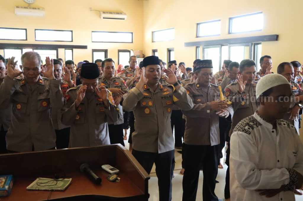 Polres Probolinggo Gelar Sholat Ghoib dan Doa Bersama untuk Korban Tragedi Kanjuruhan