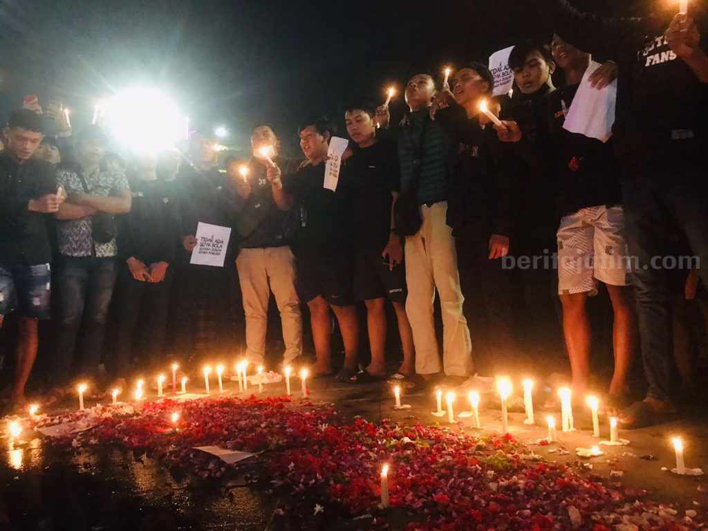Ultras Garuda Mojokerto Nyalahkan Lilin dan Gelar Doa Bersama Tragedi Kanjuruhan Malang