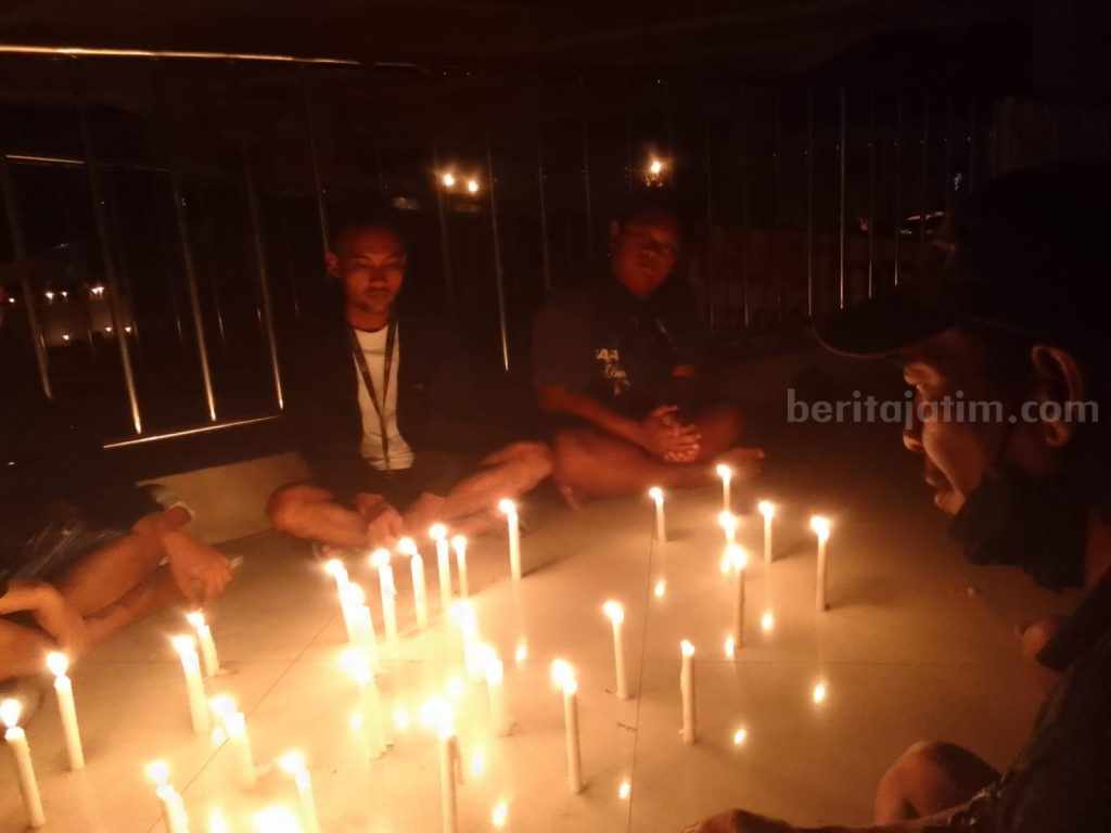 Ultras Gresik Nyalakan Seribu Lilin untuk Korban Tragedi Kanjuruhan