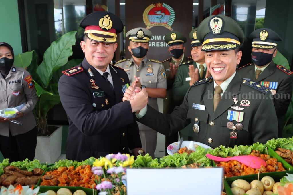 Puluhan Polisi Gresik Bawa Kue dan Tumpeng ke Makodim 0817
