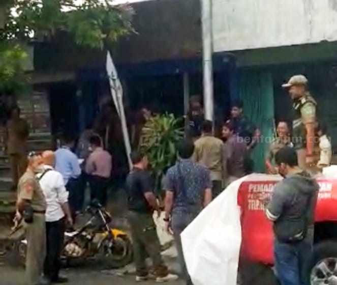 Satpol PP Kabupaten Pasuruan Sita Ratusan Botol Miras di Depan Kecamatan Prigen