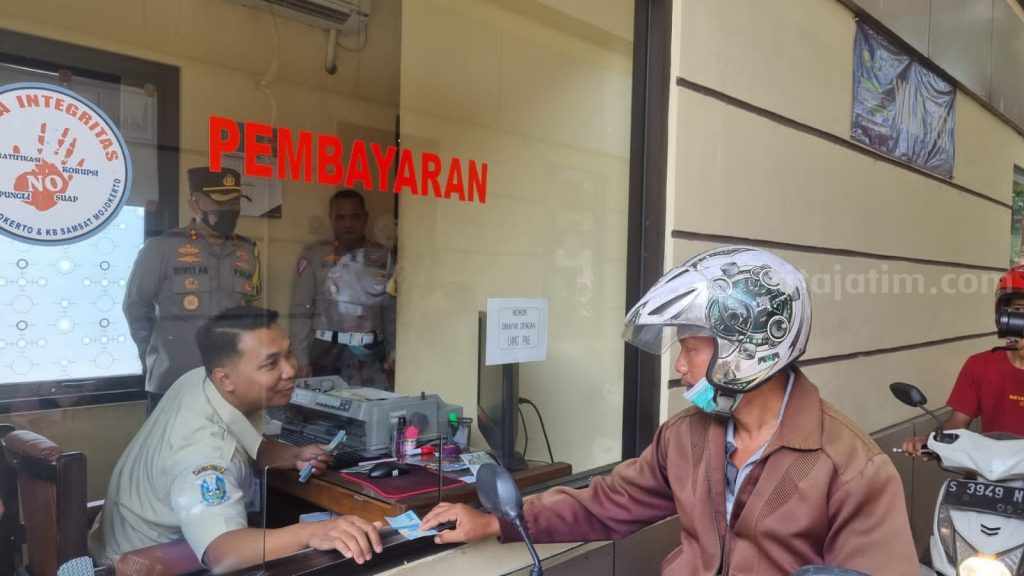 Kapolresta Mojokerto Sidak Kantor Samsat dan Satpas, Ini Temuannya