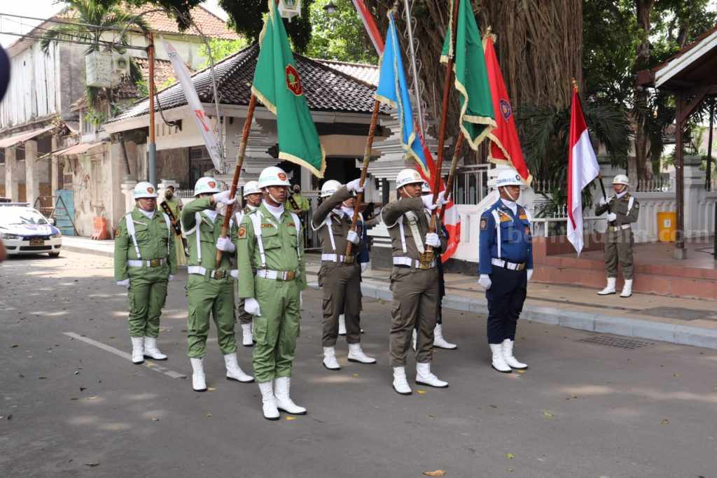 Bendera Petaka Jer Basuki Mawa Beya Tiba di Gresik