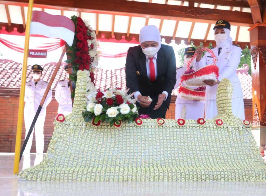 HUT Jatim ke 77, Khofifah Pimpin Apel Ziarah di Makam Gubernur Suryo di Magetan