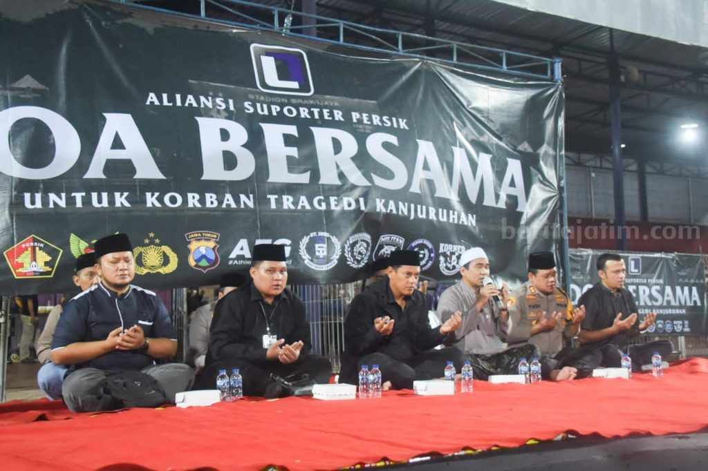 Wali Kota Kediri Bersama Ribuan Persikmania Panjatkan Doa Bersama untuk Korban Tragedi Kanjuruhan
