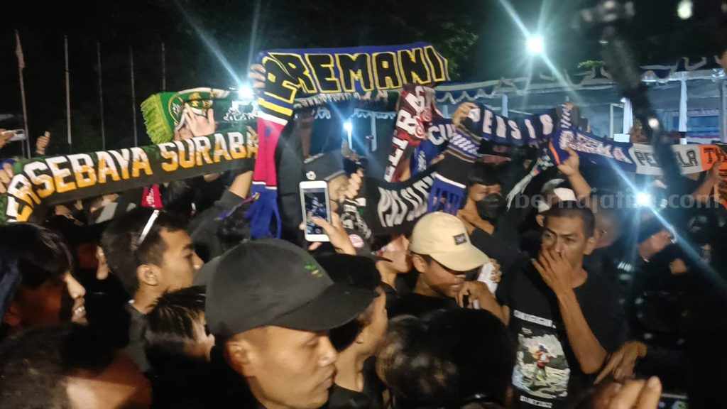 Secercah Harapan Perdamaian Bonekmania dan Aremania di Kanjuruhan