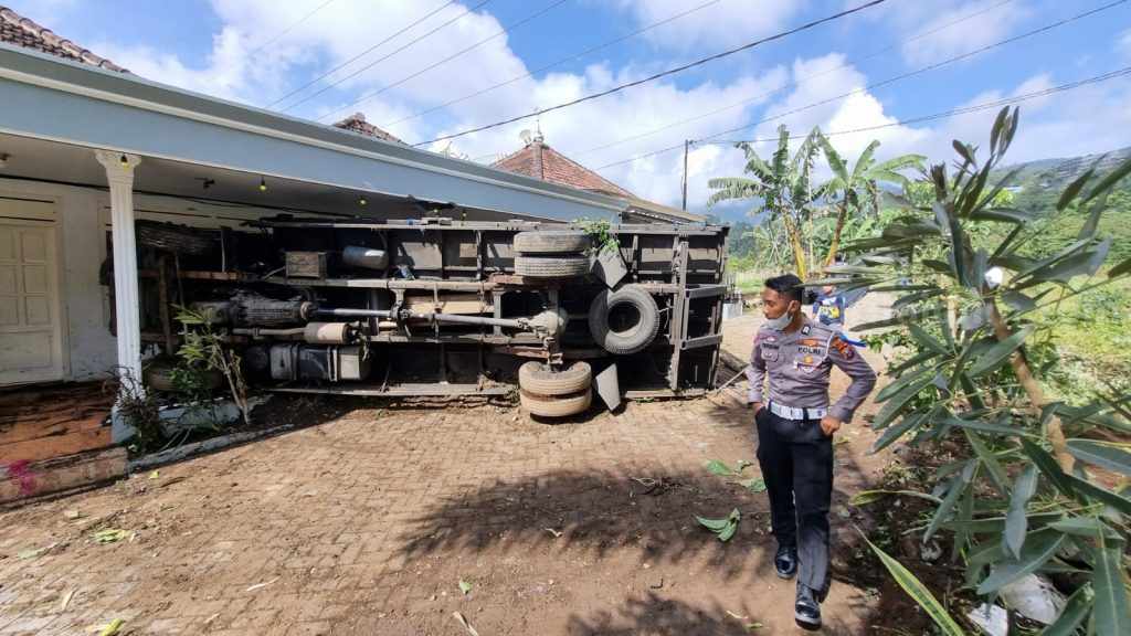 Tabrak Rumah Makan di Jalan Raya Sarangan Magetan, Sopir Truk: Saya Lihat Google Map