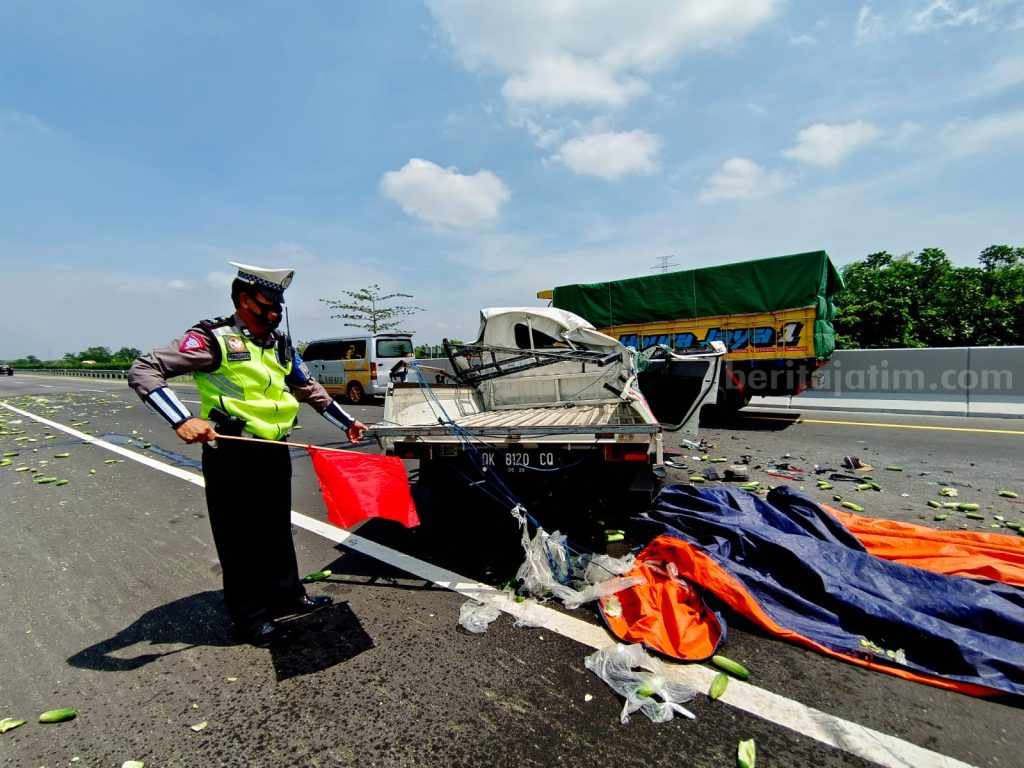 Mobil Muatan Timun Tabrak Pembatas di Tol Gempol, Satu Orang Meninggal Dunia