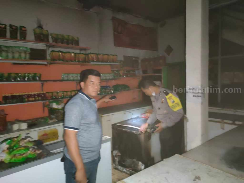 Toko Frozen Food di Kota Kediri Ludes Terbakar
