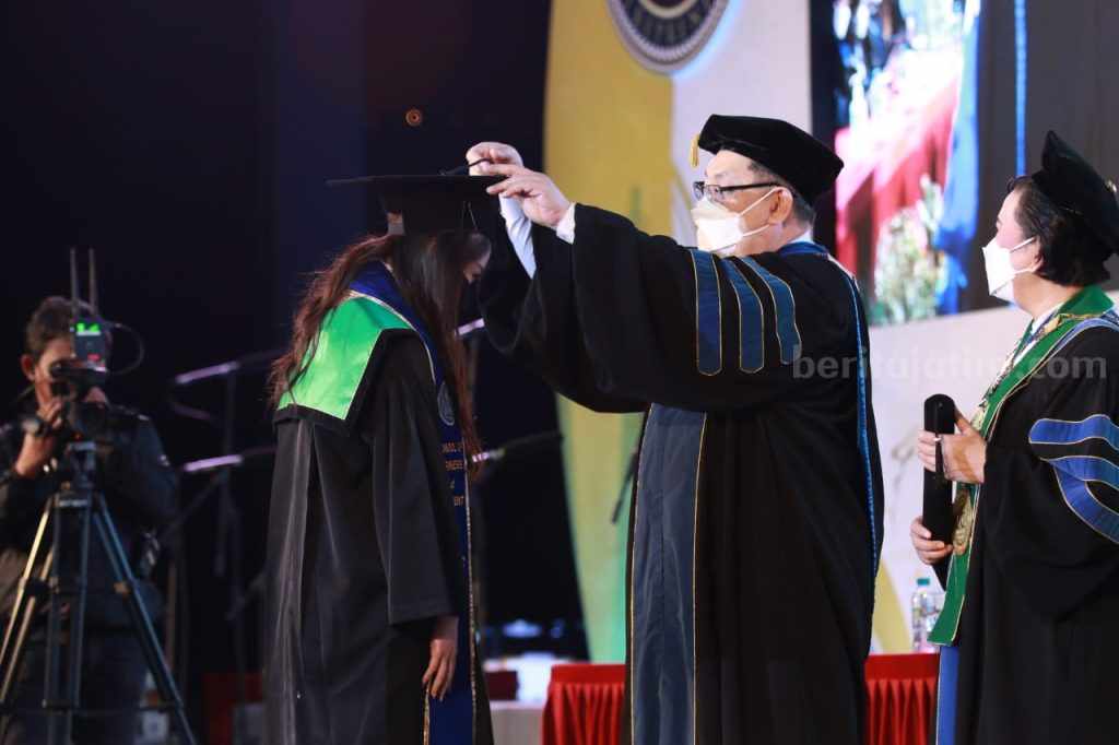 Rektor Universitas Ciputra Surabaya Ir Yohannes Somawiharja saat prosesi wisuda
