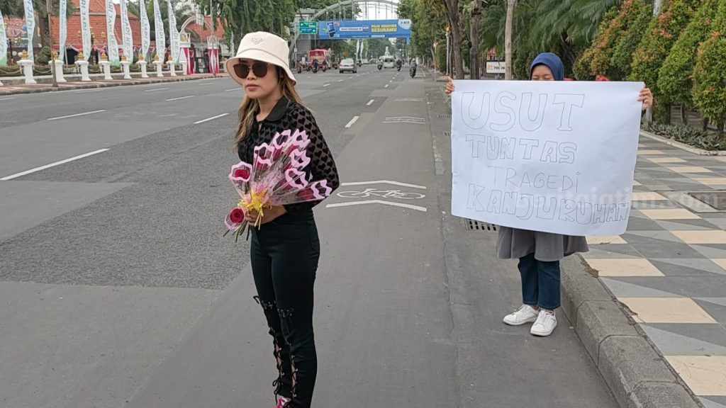 Aksi Keisya Bagikan Bunga: Tuntaskan Tragedi Kanjuruhan