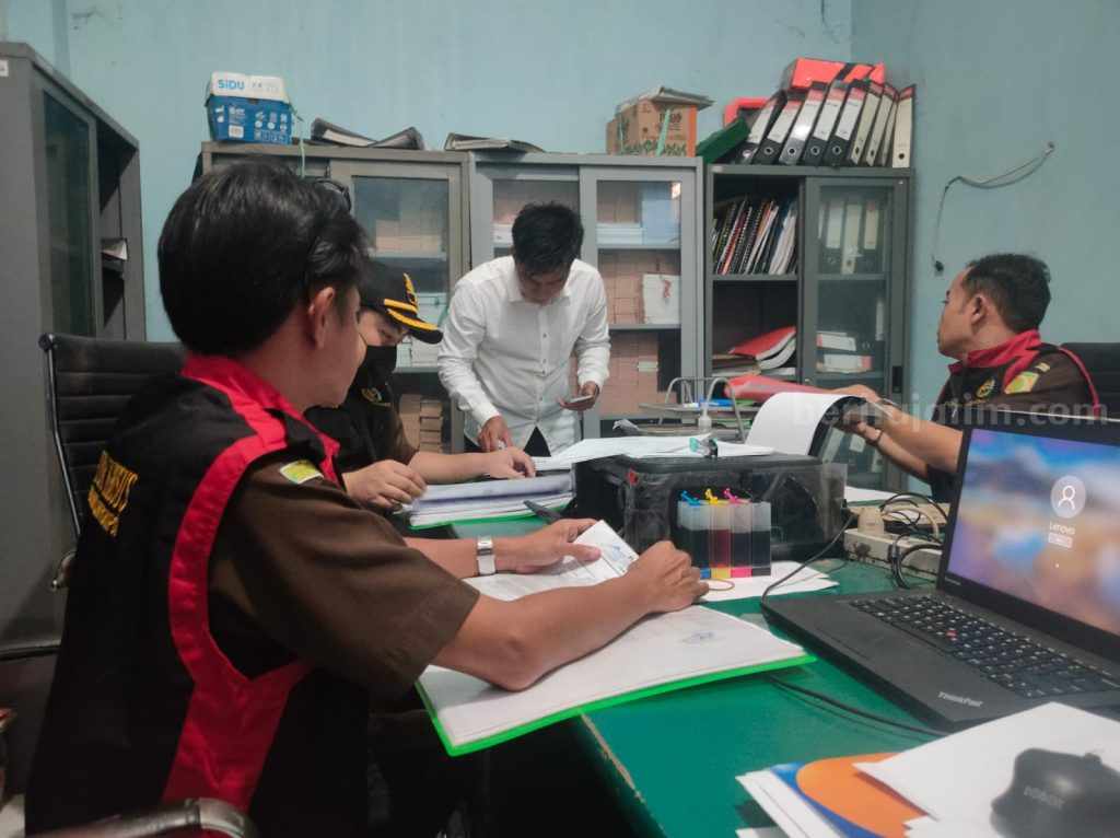 Satuan Khusus Kejari Sumenep Geledah Kantor PT Sumekar, Sita Ratusan Dokumen