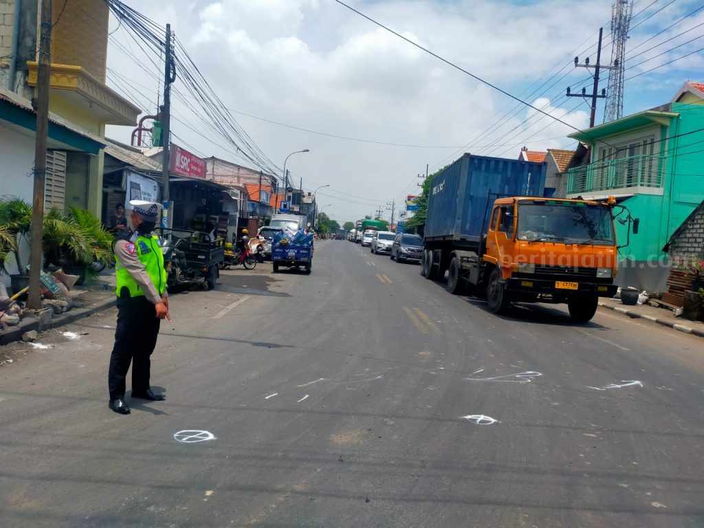Laka Beruntun di Gresik Libatkan Truk Trailer, Motor dan Mobil