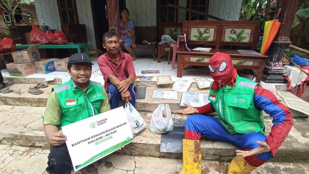 ‘Spiderman’ Taman Zakat Santuni Korban Banjir Malang