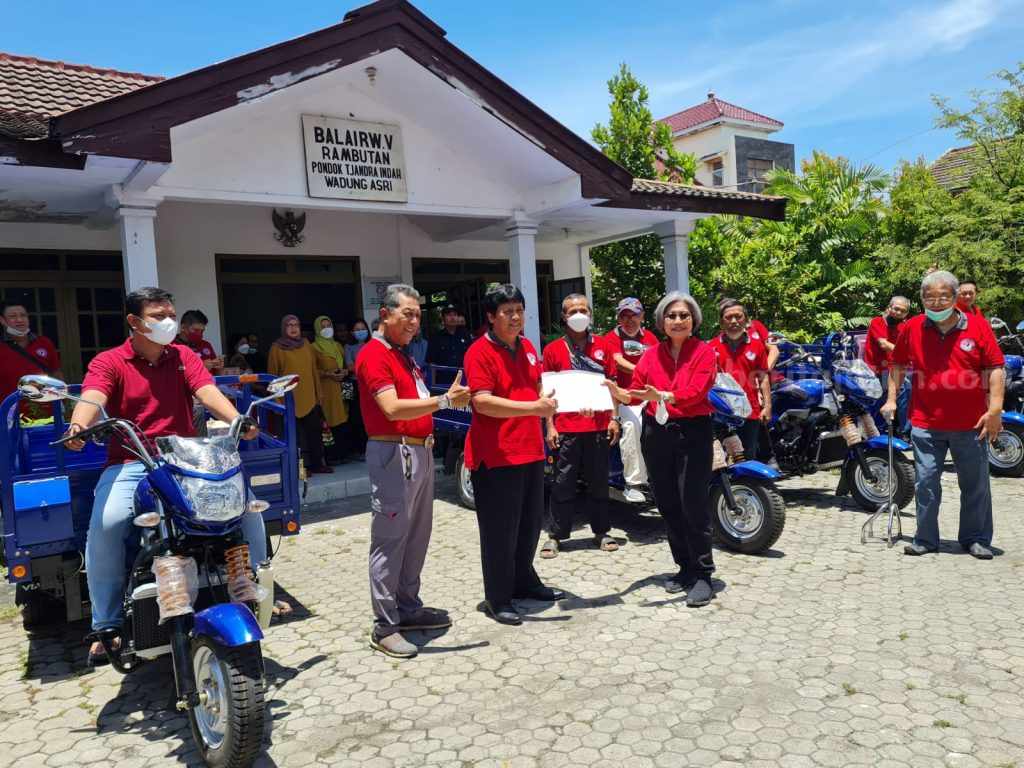Indah Kurnia Sumbang 8 Armada Motor Pikap Bantu Warga Pondok Tjandra Sidoarjo Atasi Sampah