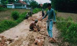Jalan Raya Rusak Parah, Warga Sampang Iuran untuk Perbaikan