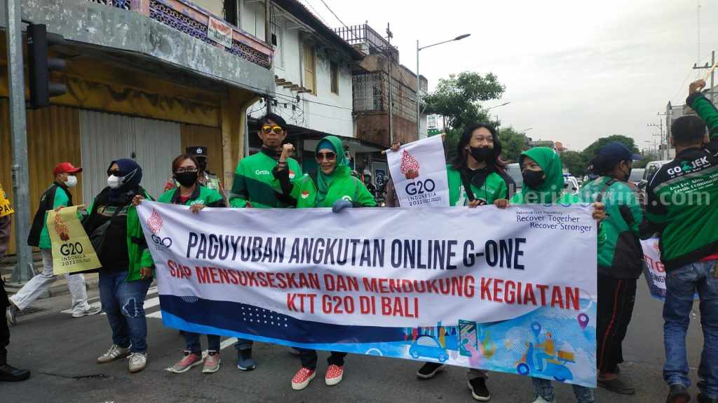 Puluhan Ojek Online di Surabaya Dukung KTT G20 di Bali