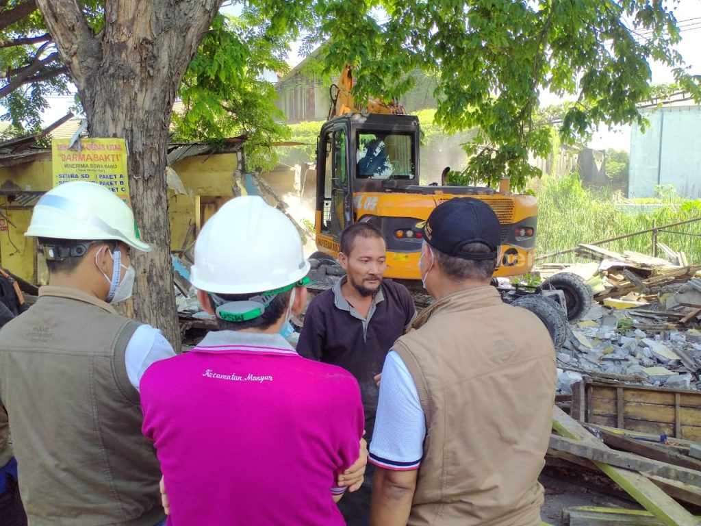 Tahap Awal Pelebaran Jalan Manyar, 22 Kios Dibongkar Tanpa Perlawanan