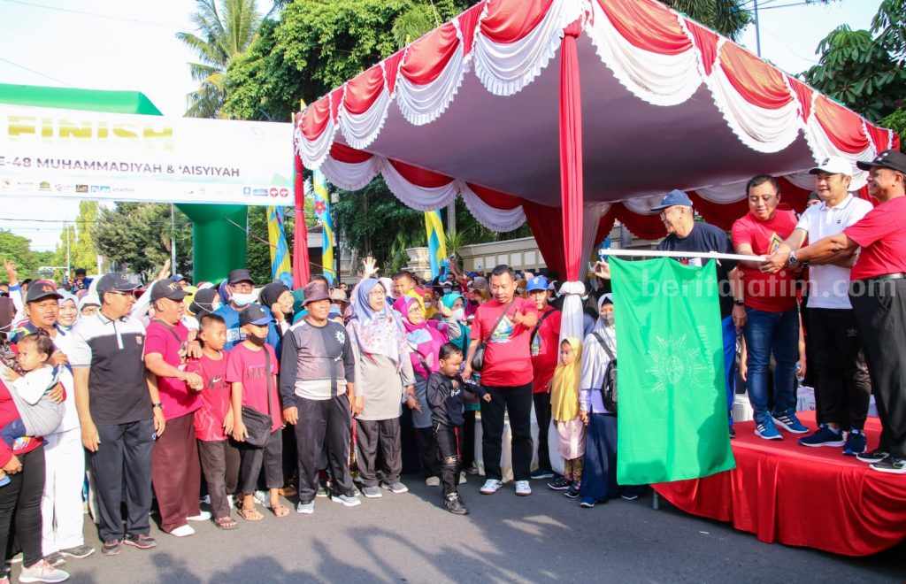 Gelar Jalan Sehat, Ribuan Masyarakat Lamongan Semarakkan Muktamar ke-48 Muhammadiyah dan Aisyiyah