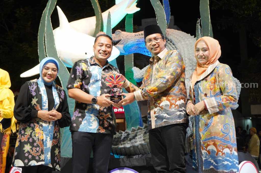 Gus Muhdlor Bersama Ning Sasha Ramaikan Karnaval Nang Tunjungan