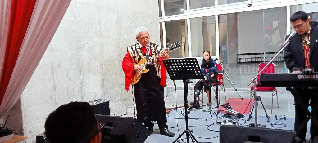 Lagu The Bee Gess Iringi Senat Terbuka Penerimaan Mahasiswa UISI