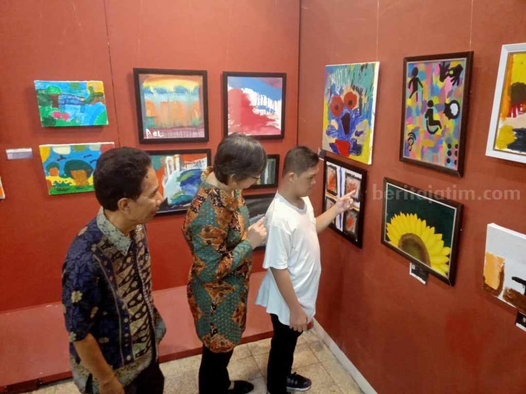 Tumbuhkan Rasa Percaya Diri, Puluhan Anak Berkebutuhan Khusus se-Jatim Pamerkan Karya Lukis
